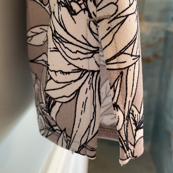 Women’s Ann Taylor Factory Sleeveless Top Medium Gray and White Floral Print - Picture 4 of 4